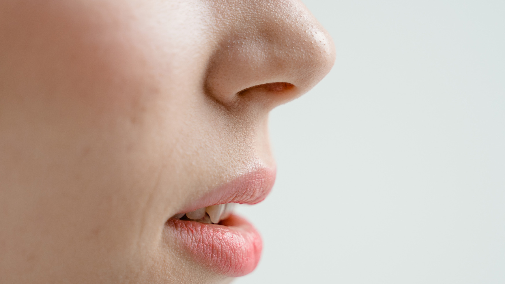 En qué consiste el perfilado e hidratación de labios con ácido hialurónico?